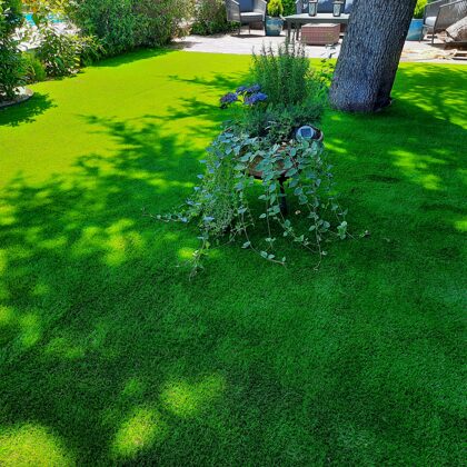 Jardin con césped artificial en Madrid