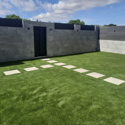 Jardin con césped artificial en Rivas