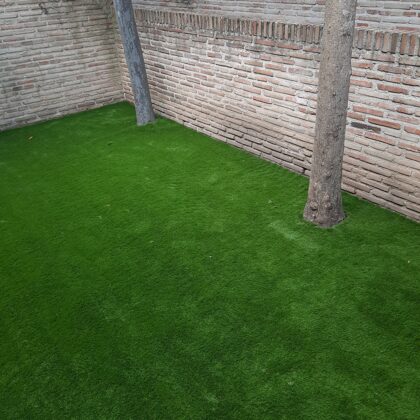Jardin con césped artificial en San Augustin de Guadalix