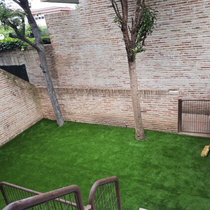 Jardin con césped artificial en San Augustin de Guadalix