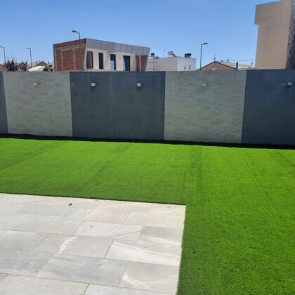 Jardin con césped artificial en Alcala de Henares