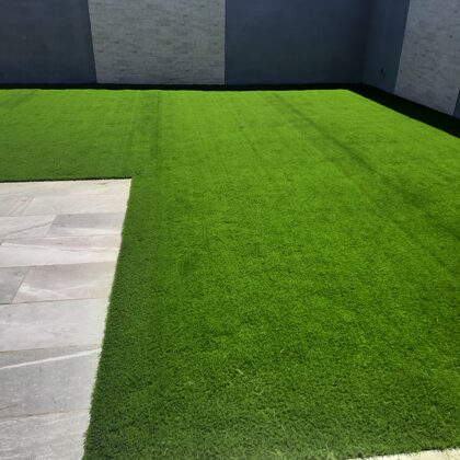 Jardin con césped artificial en Alcala de Henares