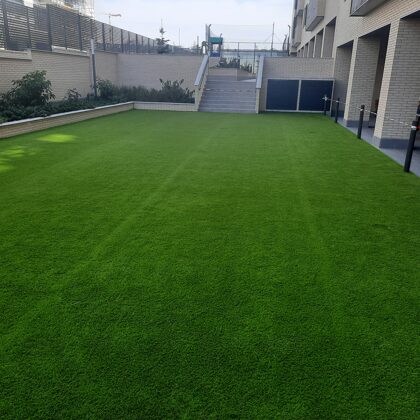 Jardin con césped artificial en comunidad de propietarios Coslada