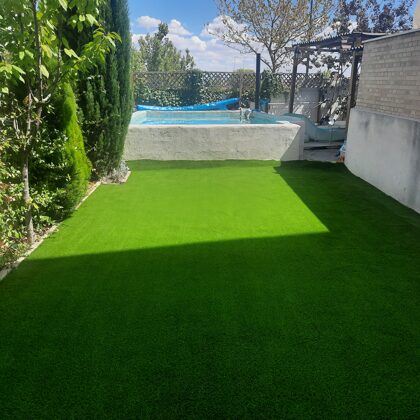 Jardin con césped artificial en Arganda del Rey