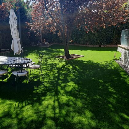 Jardin con césped artificial en Villaviciosa de Odon