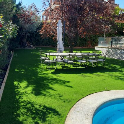 Jardin con césped artificial en Villaviciosa de Odon
