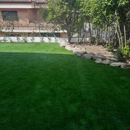 Jardin con césped artificial en Madrid