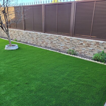 Jardin con césped artificial en Villaviciosa de Odon