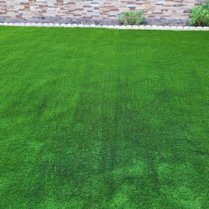 Jardin con césped artificial en Villaviciosa de Odon