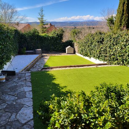 Jardin con césped artificial en Las Rozas