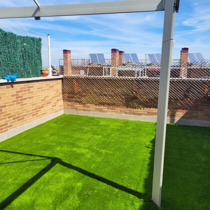 Terraza con césped artificial en Madrid