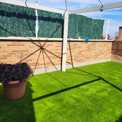 Terraza atico con césped artificial en Madrid