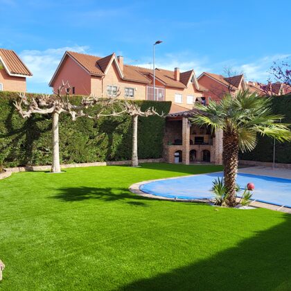 Jardin con césped artificial en Rivas