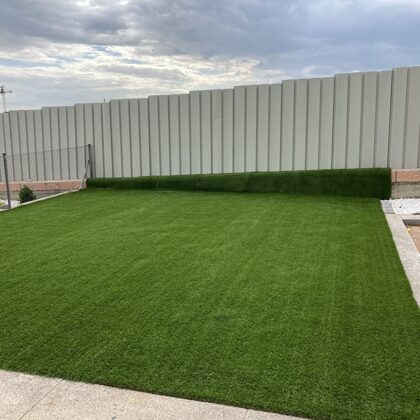Jardin con césped artificial en Villaviciosa de Odon