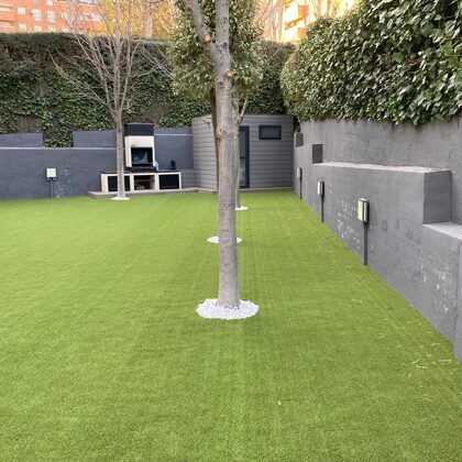 Jardin con césped artificial en Mostoles