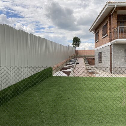 Diseño jardin con césped artificial en Villaviciosa de Odon
