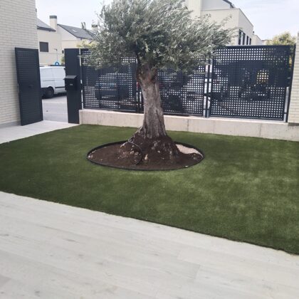 Jardin con césped artificial en Rivas