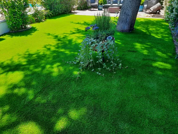 Jardin con césped artificial en Madrid