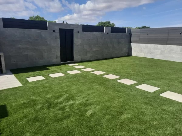 Jardin con césped artificial en Rivas