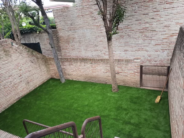 Jardin con césped artificial en San Augustin de Guadalix
