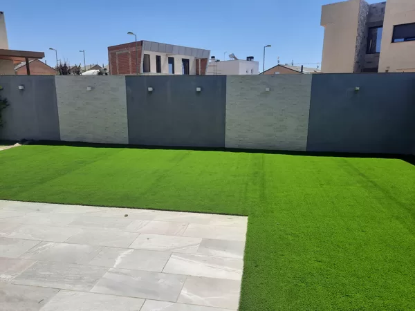 Jardin con césped artificial en Alcala de Henares
