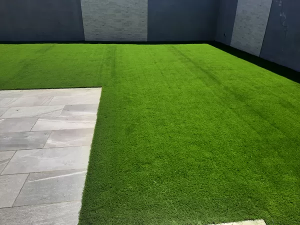 Jardin con césped artificial en Alcala de Henares