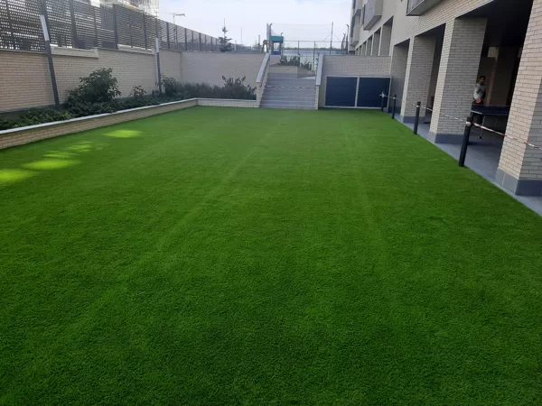 Jardin con césped artificial en comunidad de propietarios Coslada