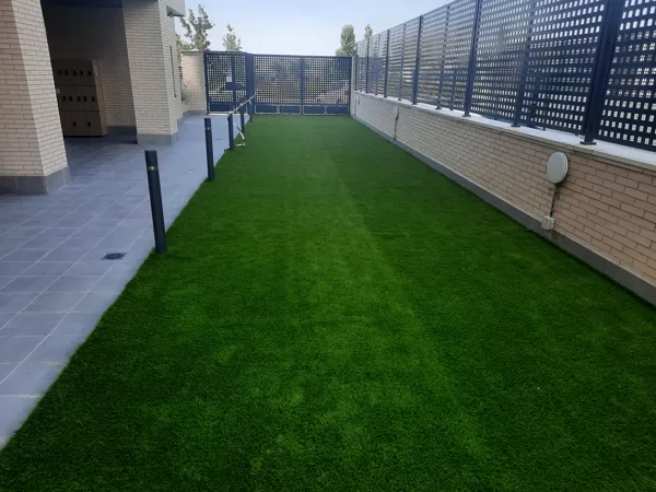 Jardin con césped artificial Rivas