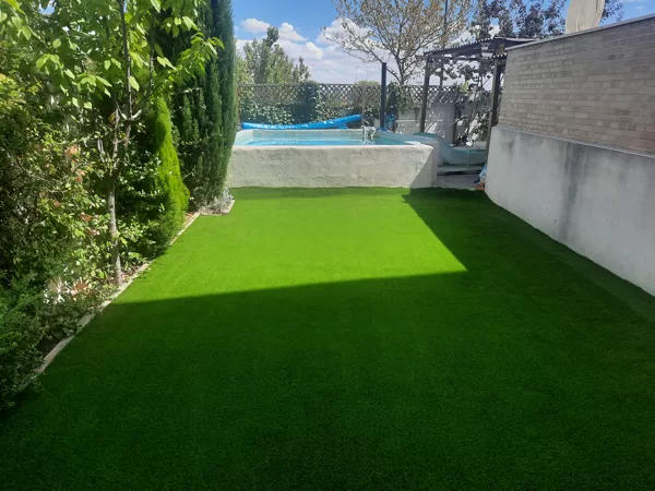 Jardin con césped artificial en Arganda del Rey