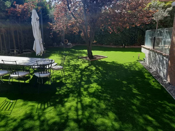 Jardin con césped artificial en Villaviciosa de Odon
