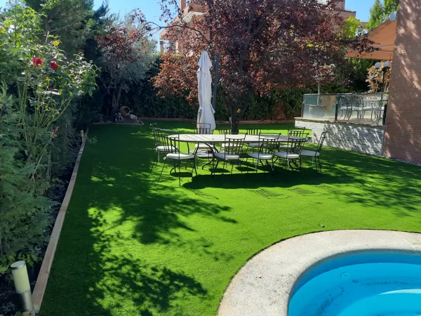 Jardin con césped artificial en Villaviciosa de Odon