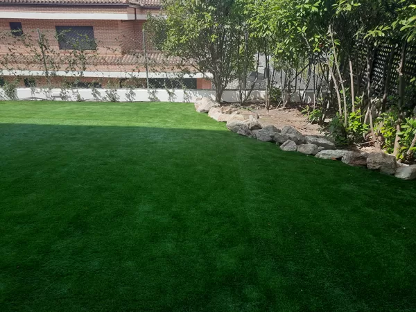 Jardin con césped artificial en Madrid