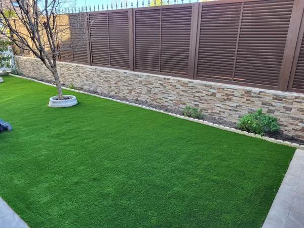 Jardin con césped artificial en Villaviciosa de Odon