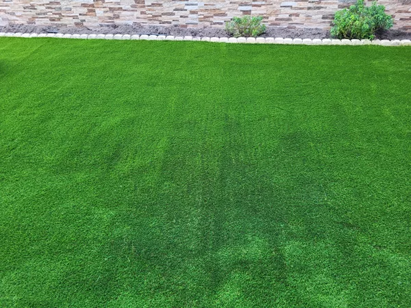 Jardin con césped artificial en Villaviciosa de Odon