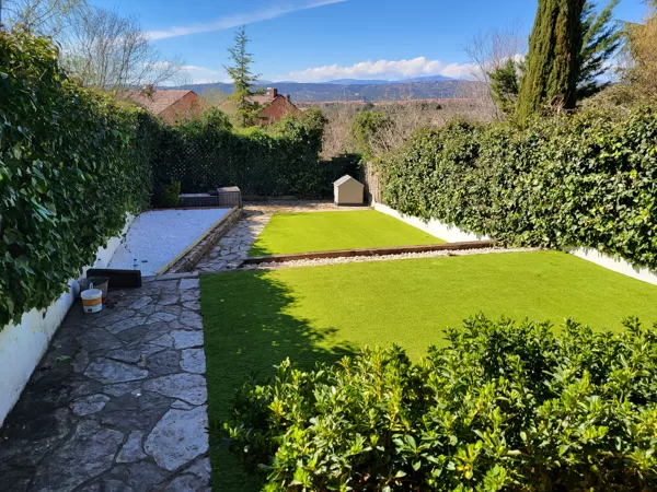 Jardin con césped artificial en Las Rozas