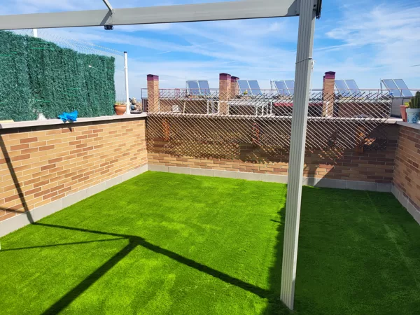 Terraza con césped artificial en Madrid