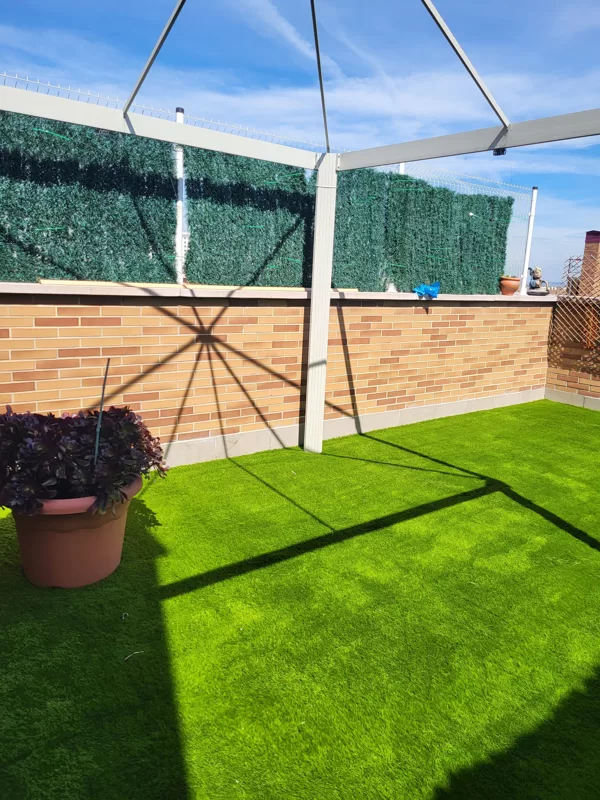 Terraza atico con césped artificial en Madrid