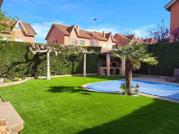 Jardin con césped artificial en Rivas
