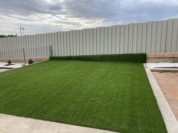 Jardin con césped artificial en Villaviciosa de Odon