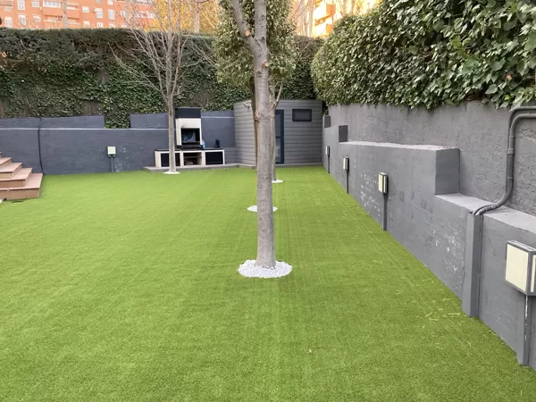 Jardin con césped artificial en Mostoles