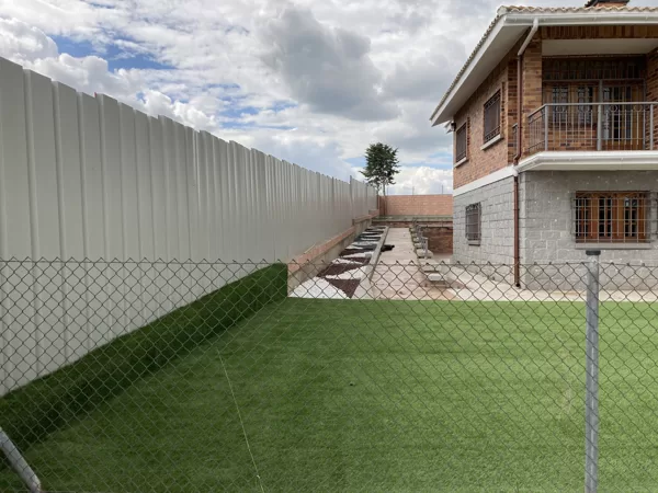 Diseño jardin con césped artificial en Villaviciosa de Odon