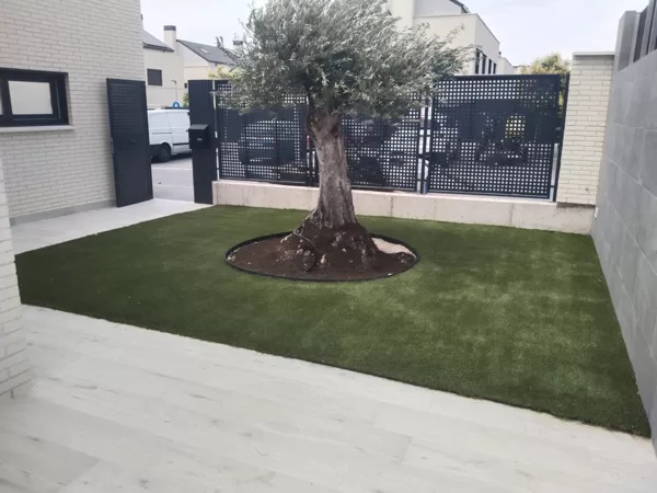 Jardin con césped artificial en Rivas